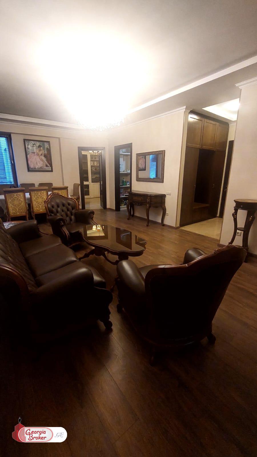 продается квартира с новым ремонтом 5-комнат